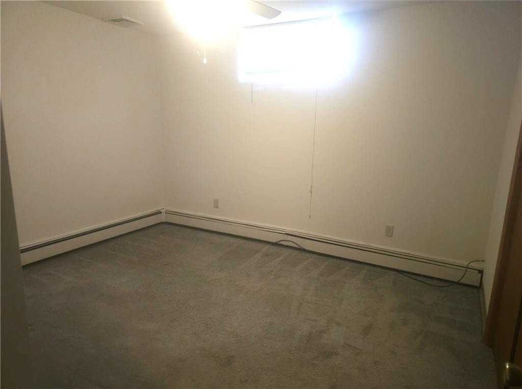 122 Jane St #B - Photo 6 of 8