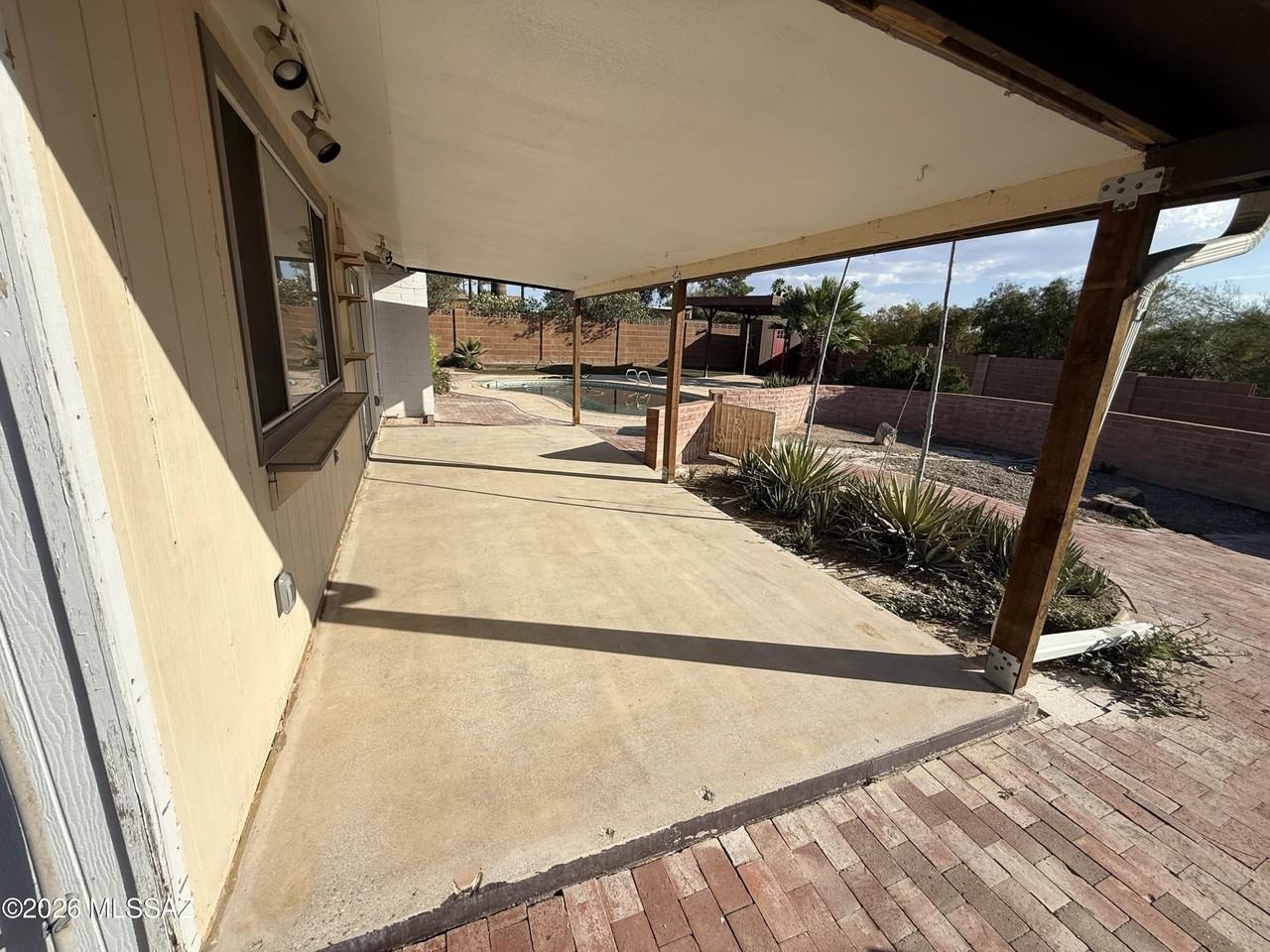 625 N Brown Ave - Photo 3 of 31