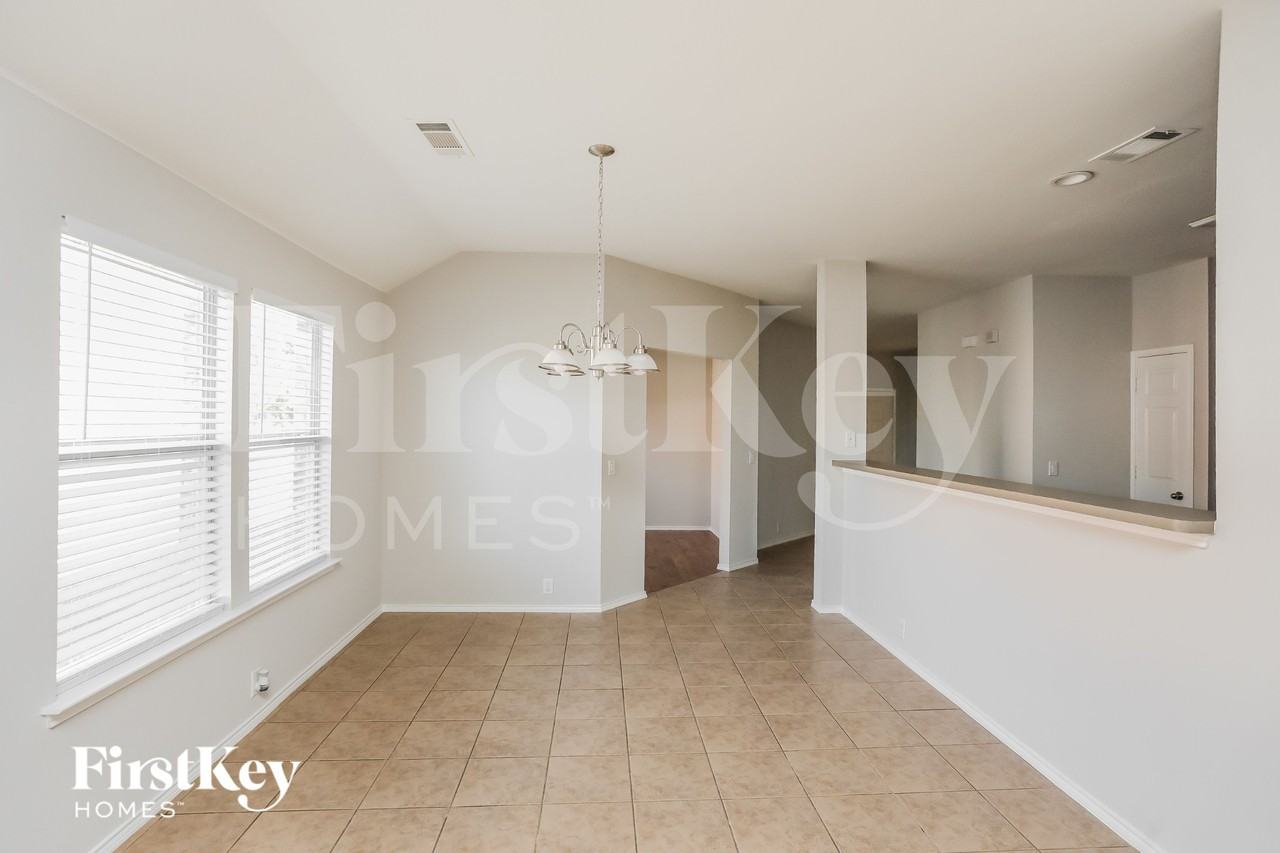 316 Meagan St - Photo 4 of 15