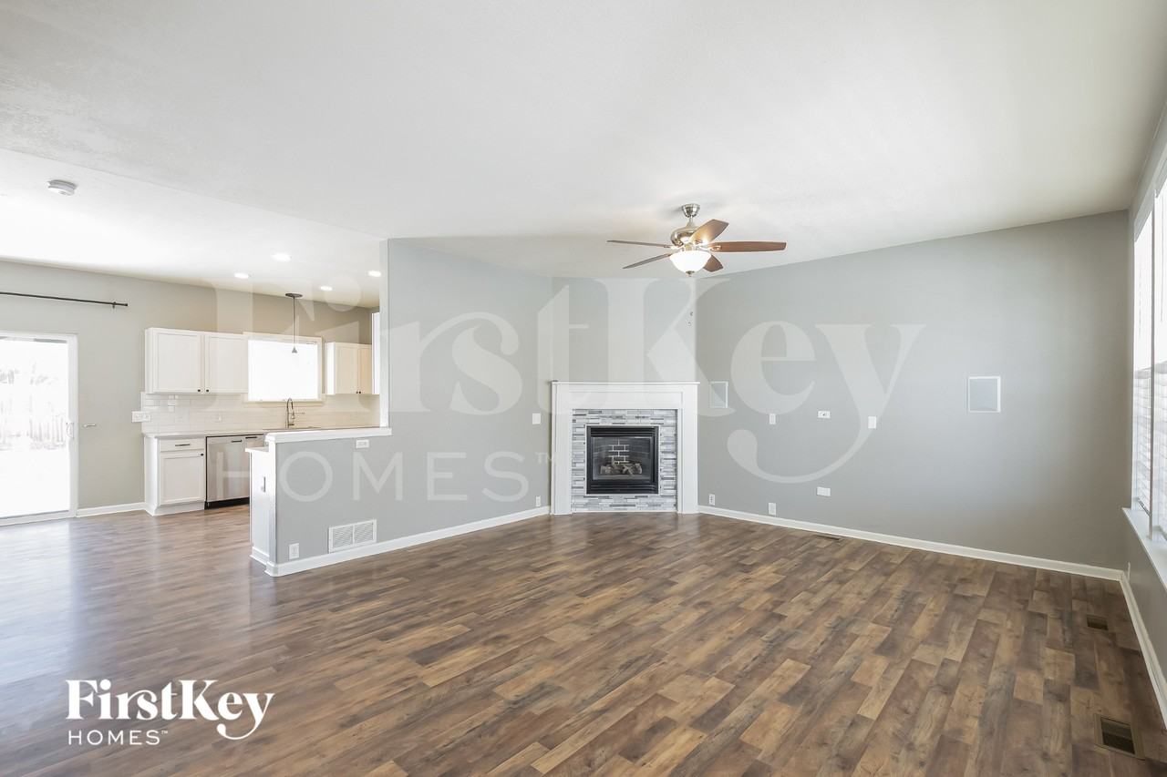 9919 Jasper St - Photo 3 of 18