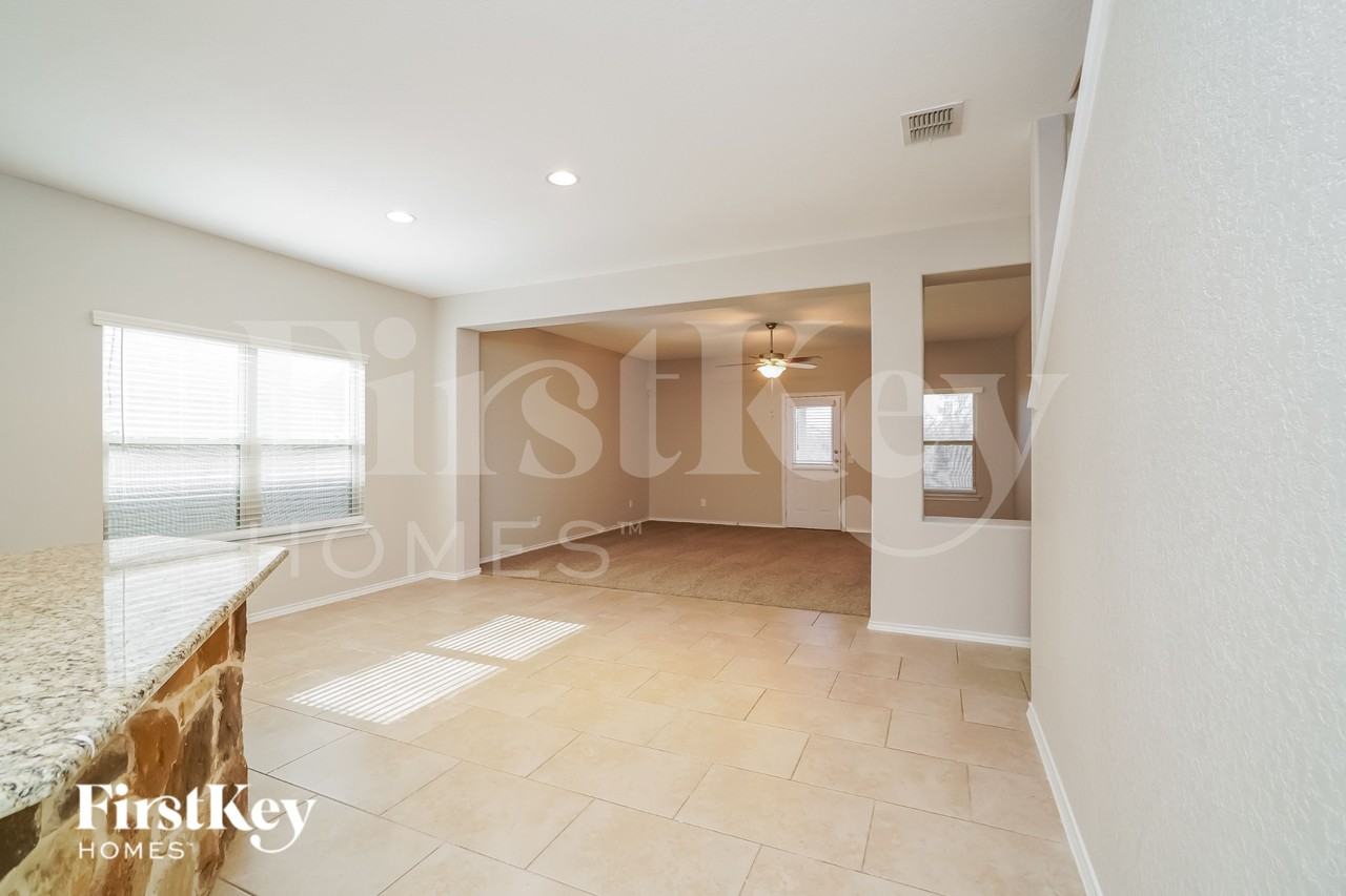 500 Stonebrook Dr - Photo 4 of 15