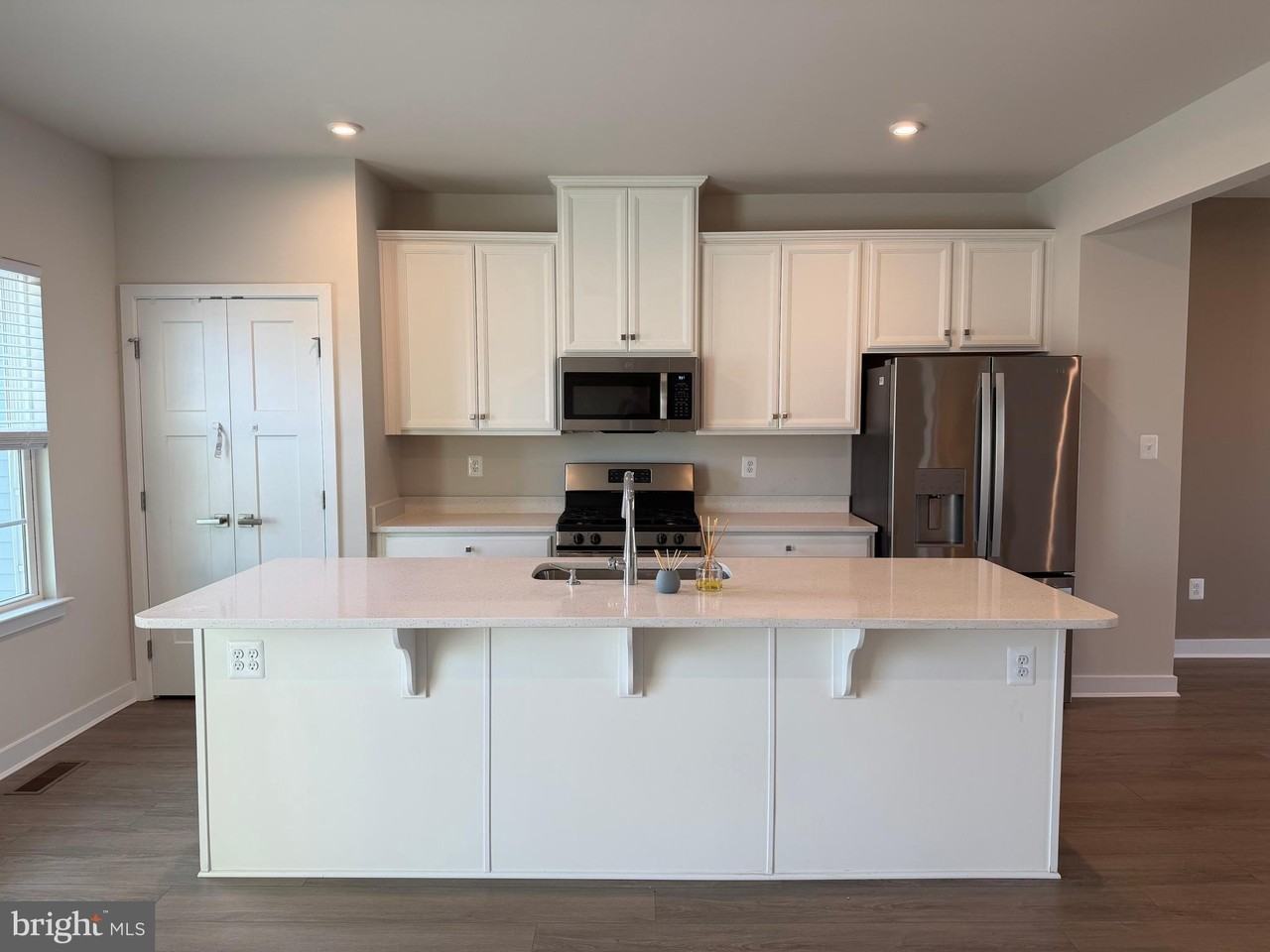 927 Ericcson Ln - Photo 2 of 24