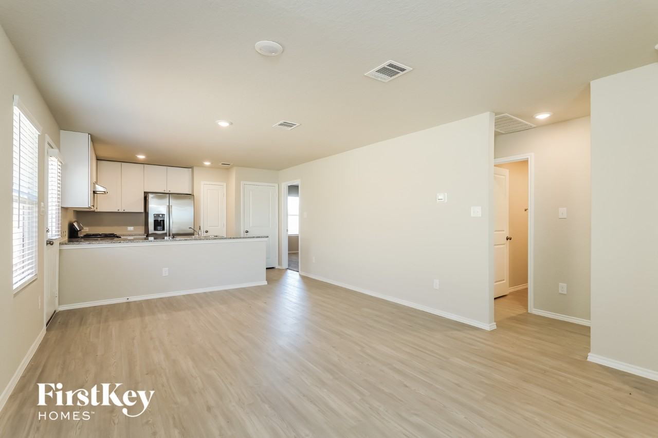 10719 Prusiner Dr - Photo 4 of 15