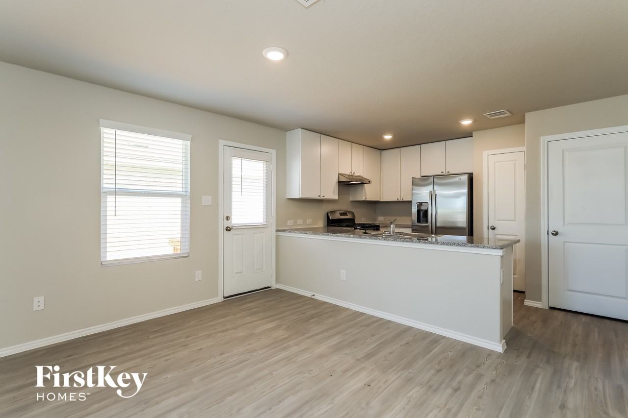 10719 Prusiner Dr - Photo 5 of 15