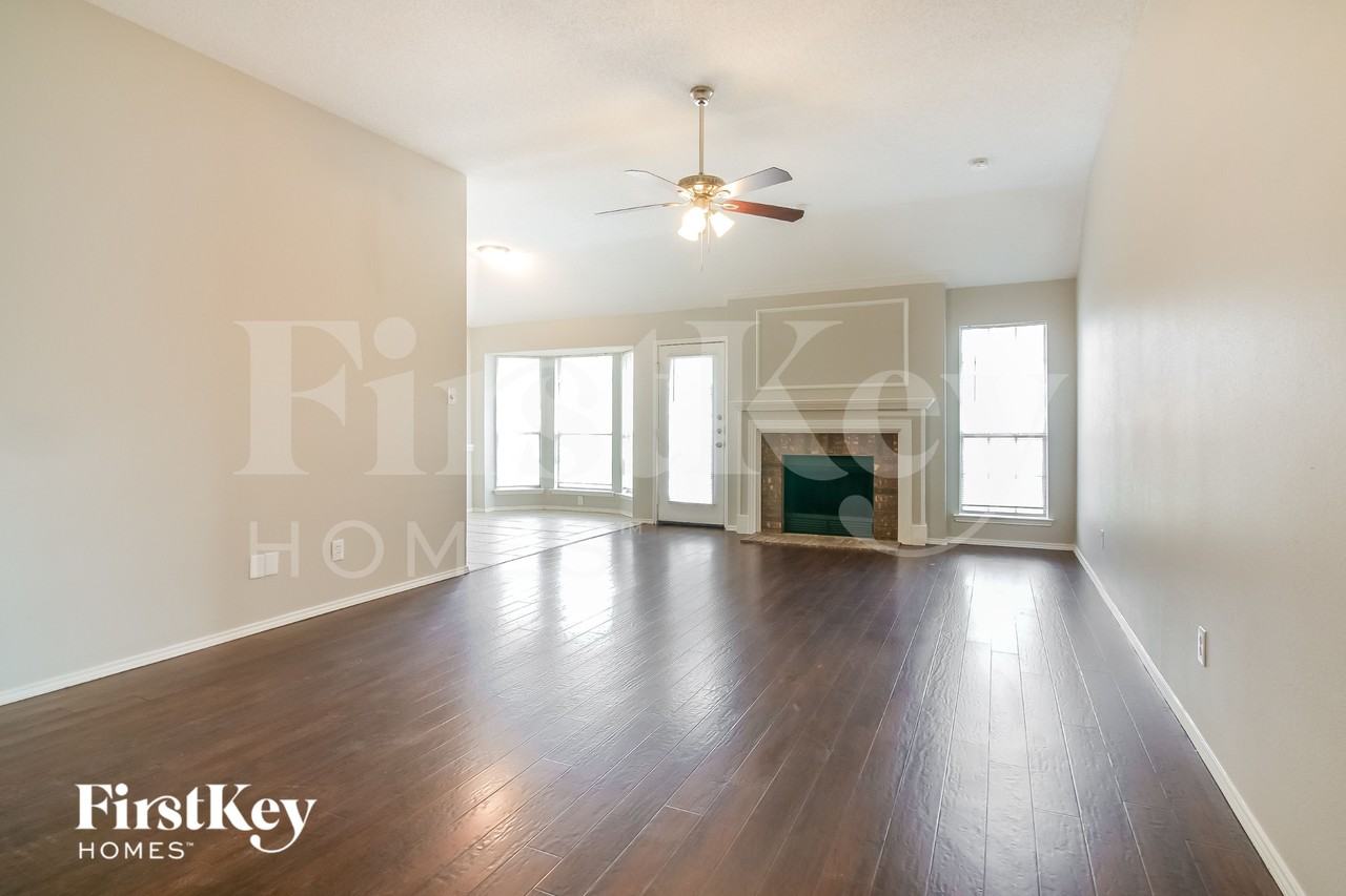 903 Hillwood Ct - Photo 2 of 15