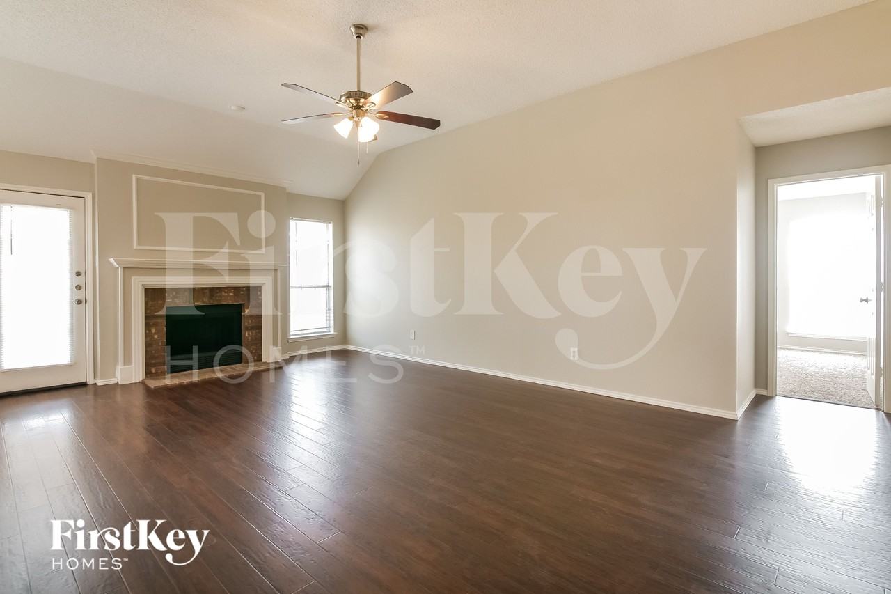 903 Hillwood Ct - Photo 3 of 15