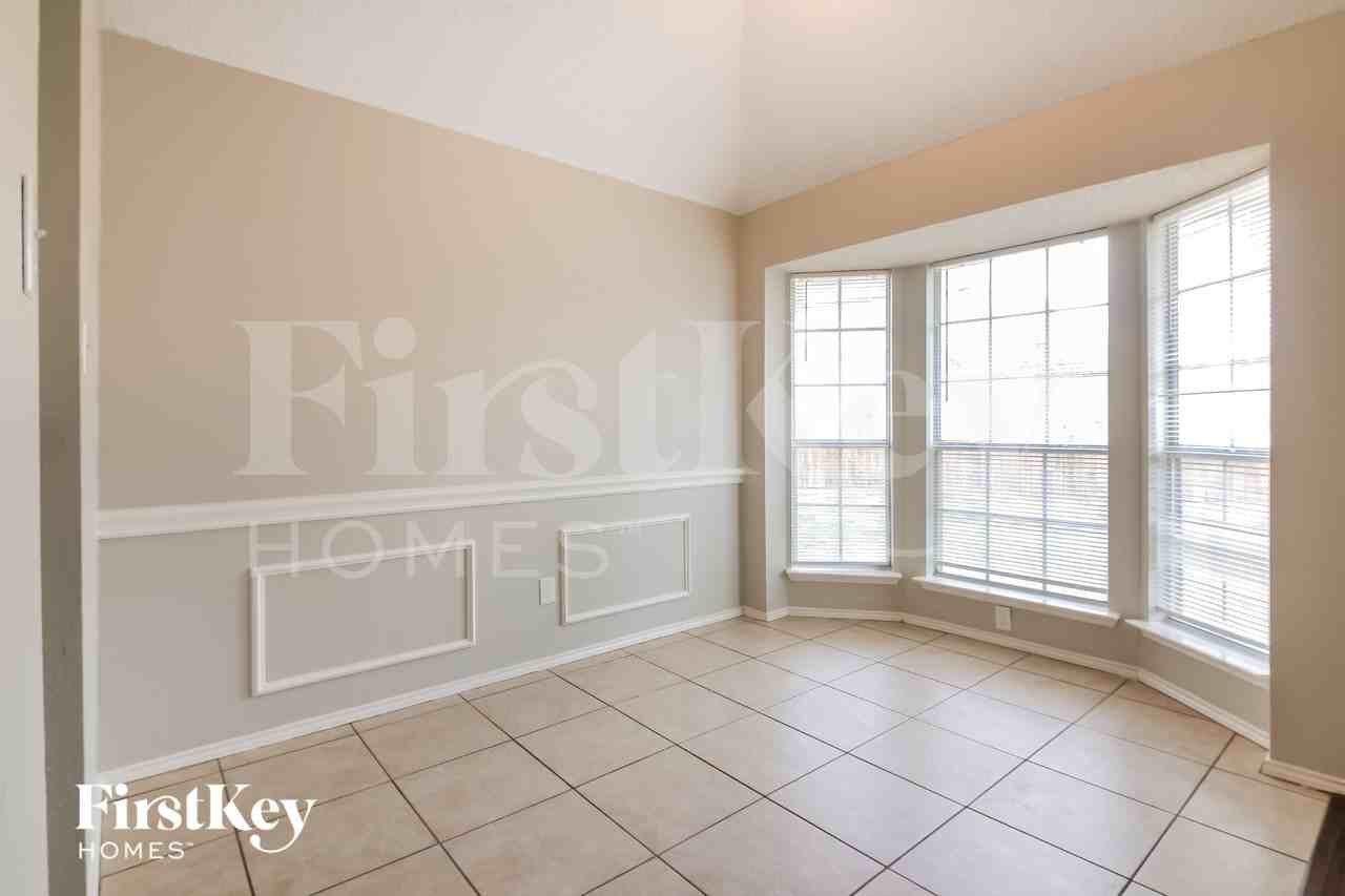 903 Hillwood Ct - Photo 4 of 15