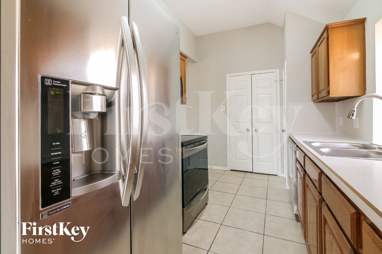 903 Hillwood Ct - Photo 5 of 15