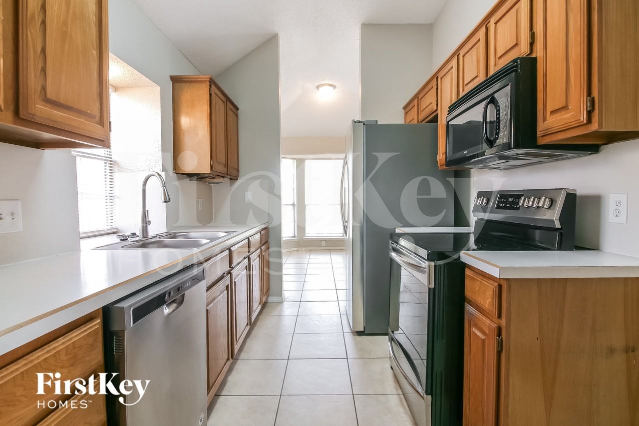 903 Hillwood Ct - Photo 6 of 15