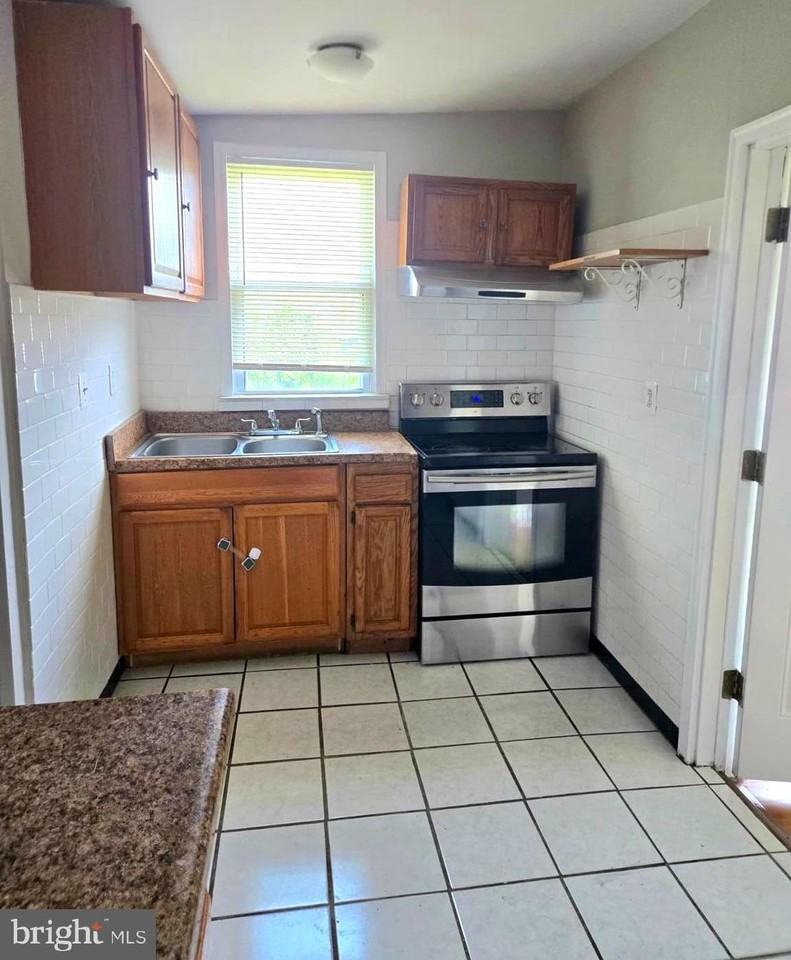 809 Eastern Ave - Photo 3 of 16