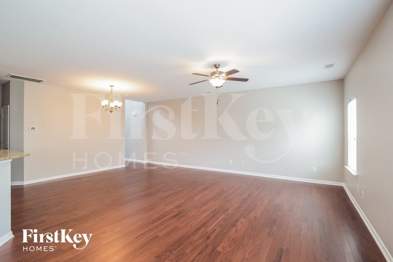 165 Longford Dr - Photo 3 of 15