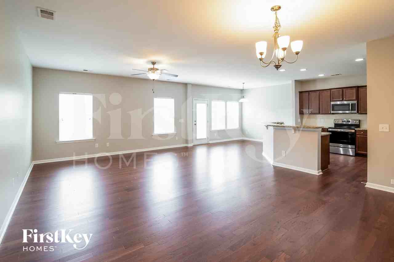 165 Longford Dr - Photo 4 of 15