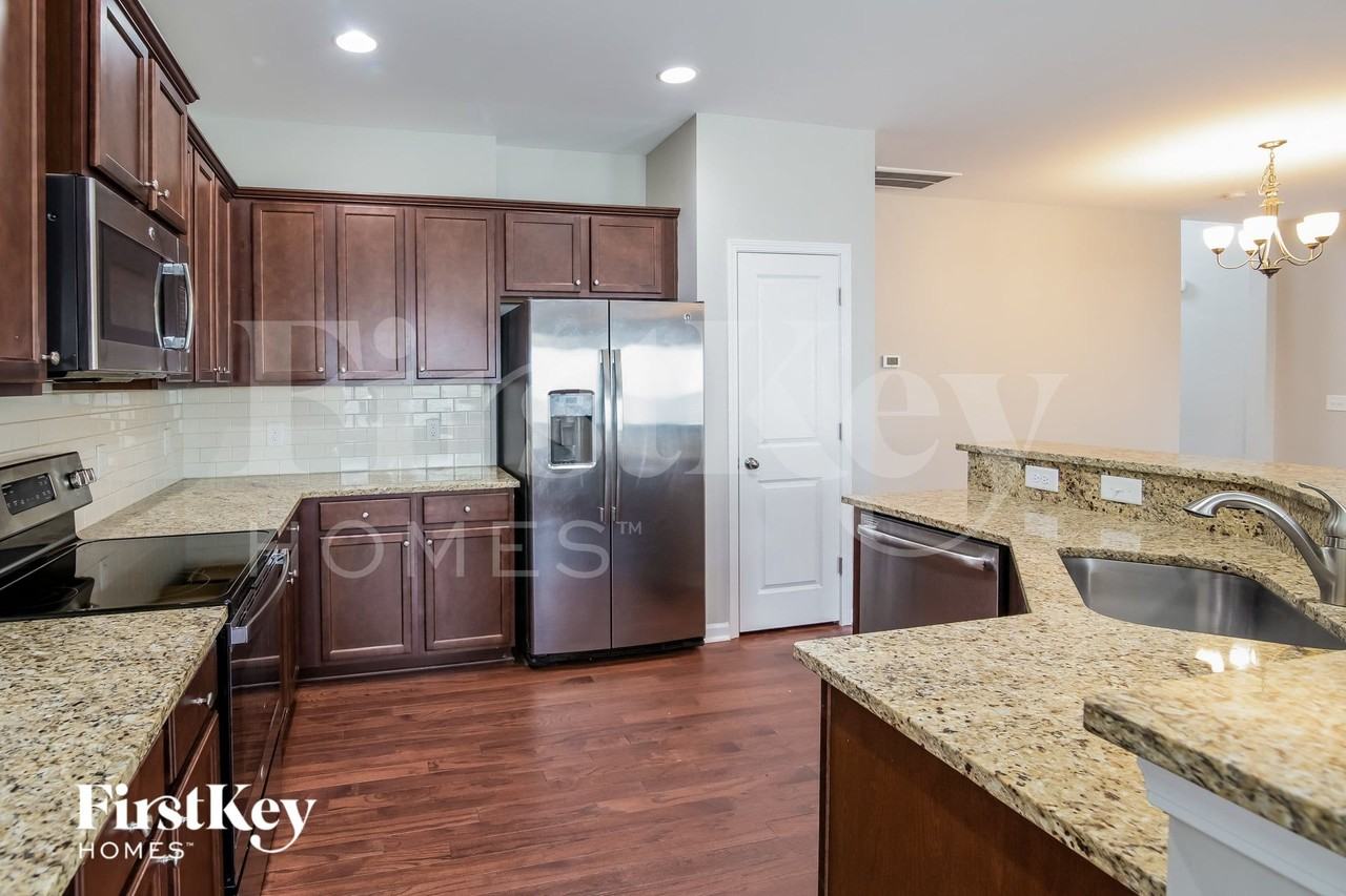 165 Longford Dr - Photo 7 of 15