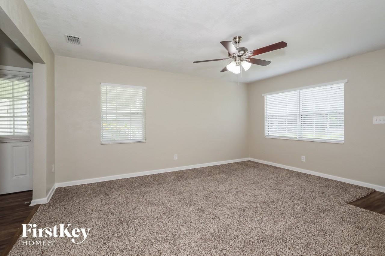 3044 Yanlee Ln - Photo 4 of 15