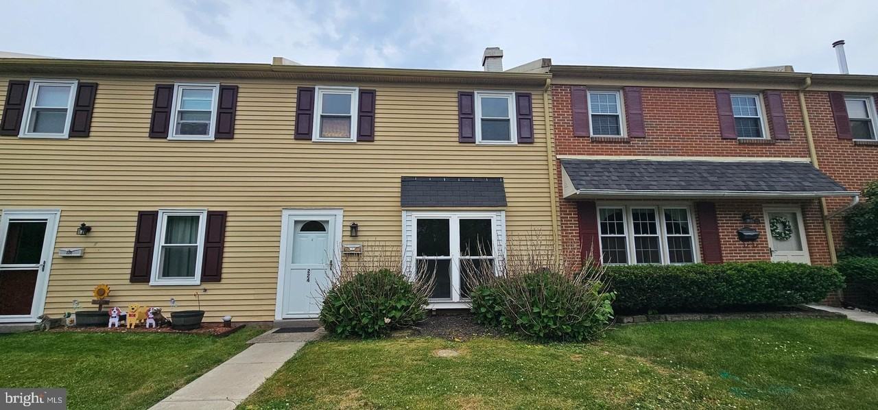 224 Yardley Ct - Photo 2 of 17