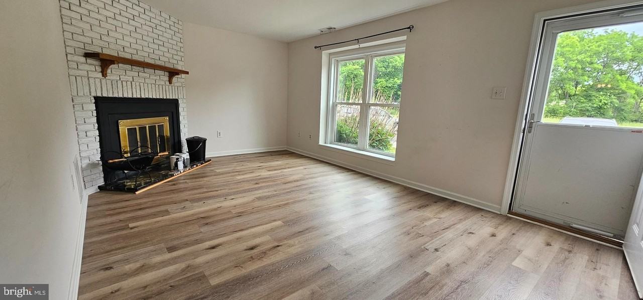 224 Yardley Ct - Photo 4 of 17