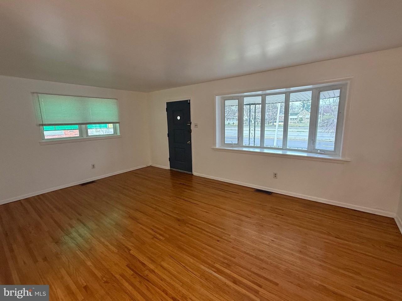 8835 Roosevelt Blvd - Photo 5 of 29