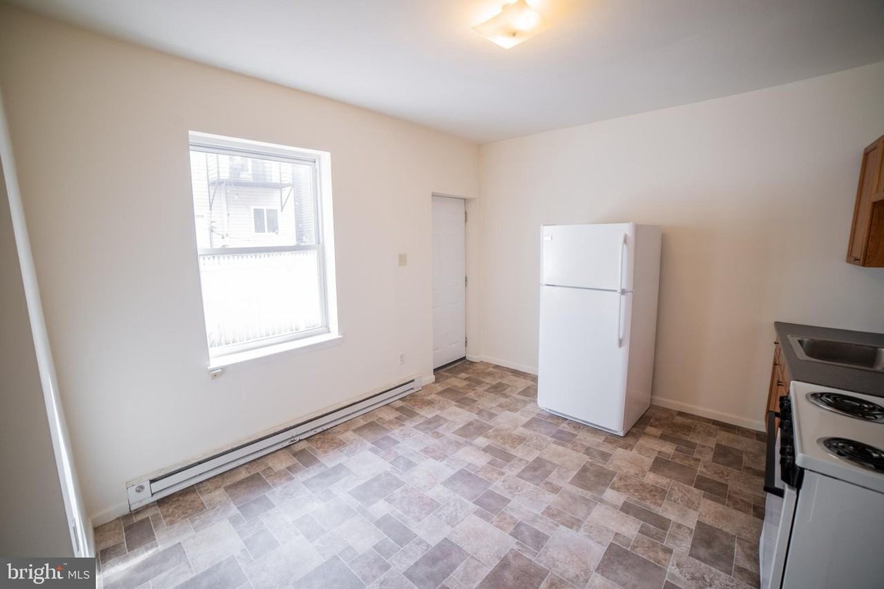1305 N Lawrence St #8 - Photo 3 of 14