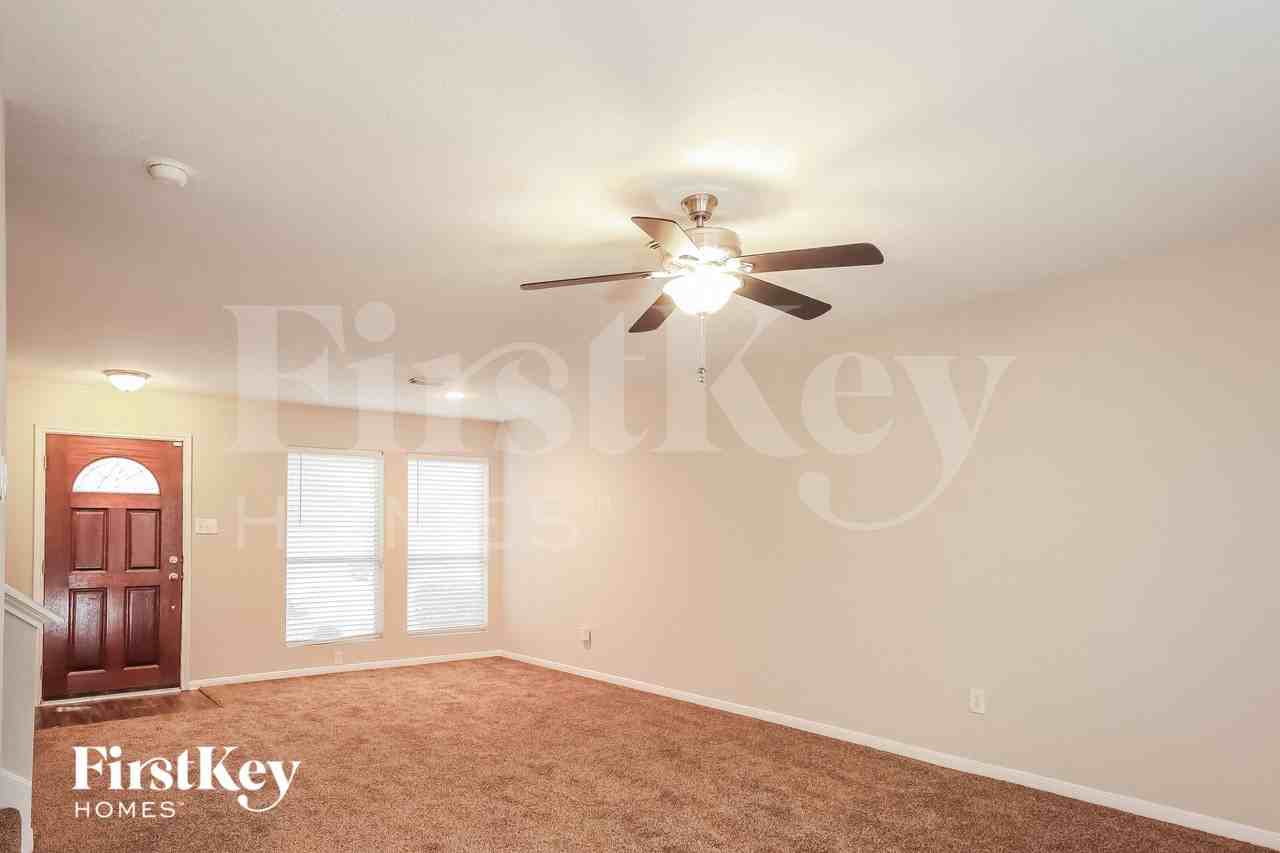 7223 Foxcrest Ln - Photo 3 of 15
