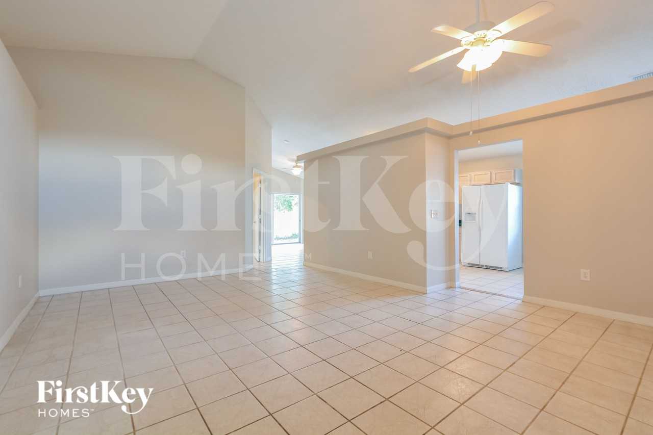 521 Finch Ln - Photo 3 of 16