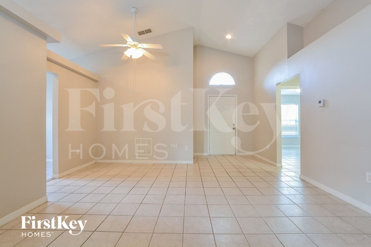 521 Finch Ln - Photo 4 of 16