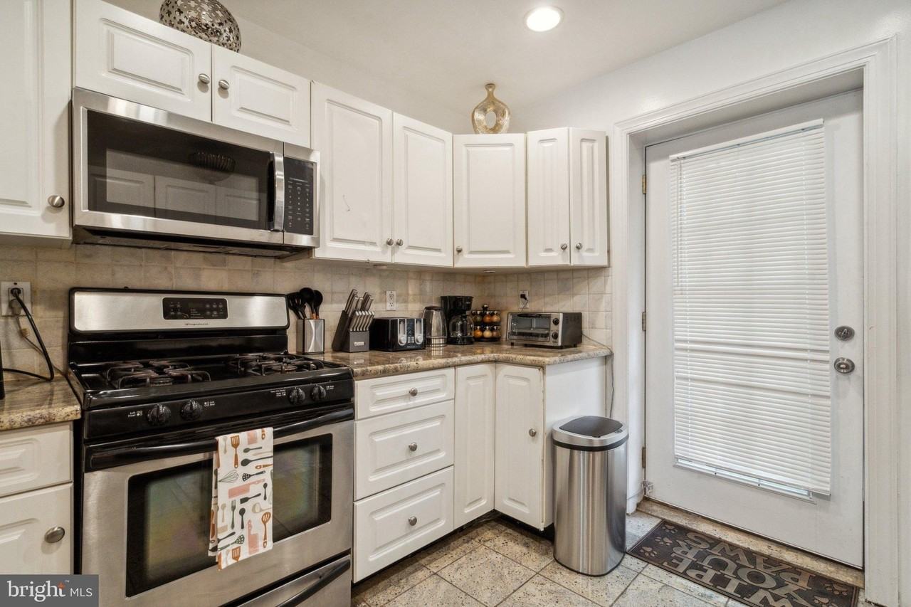 1124 Christian St - Photo 5 of 15