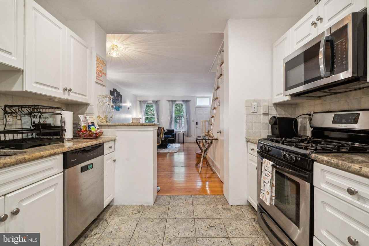1124 Christian St - Photo 6 of 15