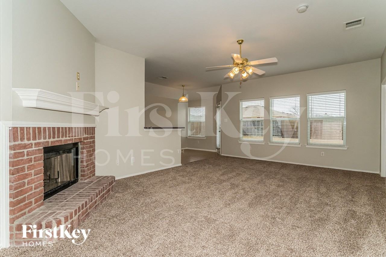 207 Amherst Dr - Photo 2 of 15