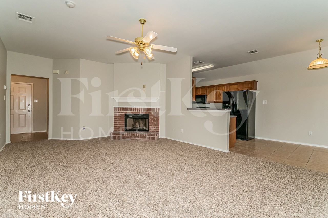 207 Amherst Dr - Photo 3 of 15