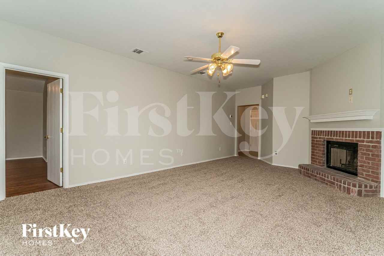 207 Amherst Dr - Photo 4 of 15