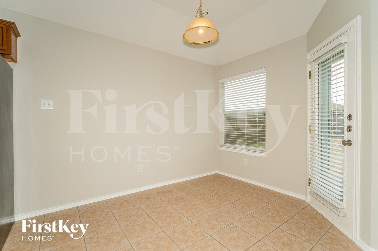 207 Amherst Dr - Photo 5 of 15
