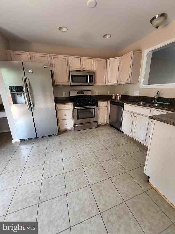96 Dorset Ln - Photo 2 of 15