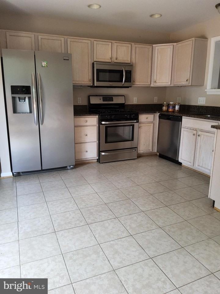 96 Dorset Ln - Photo 3 of 15