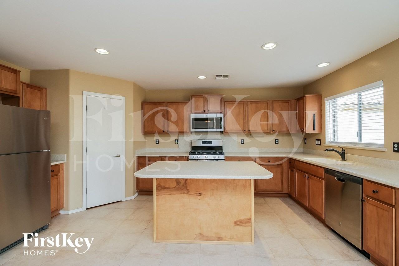 1730 E Maddison Cir - Photo 4 of 15