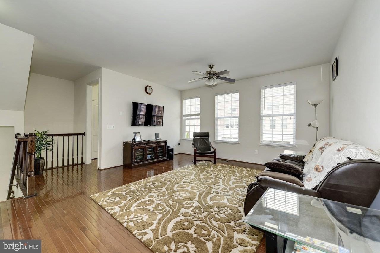 22677 Flowing Spring Sq - Photo 3 of 30