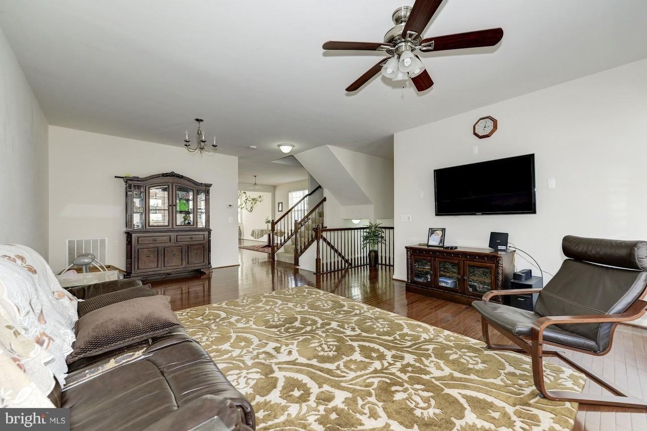 22677 Flowing Spring Sq - Photo 4 of 30