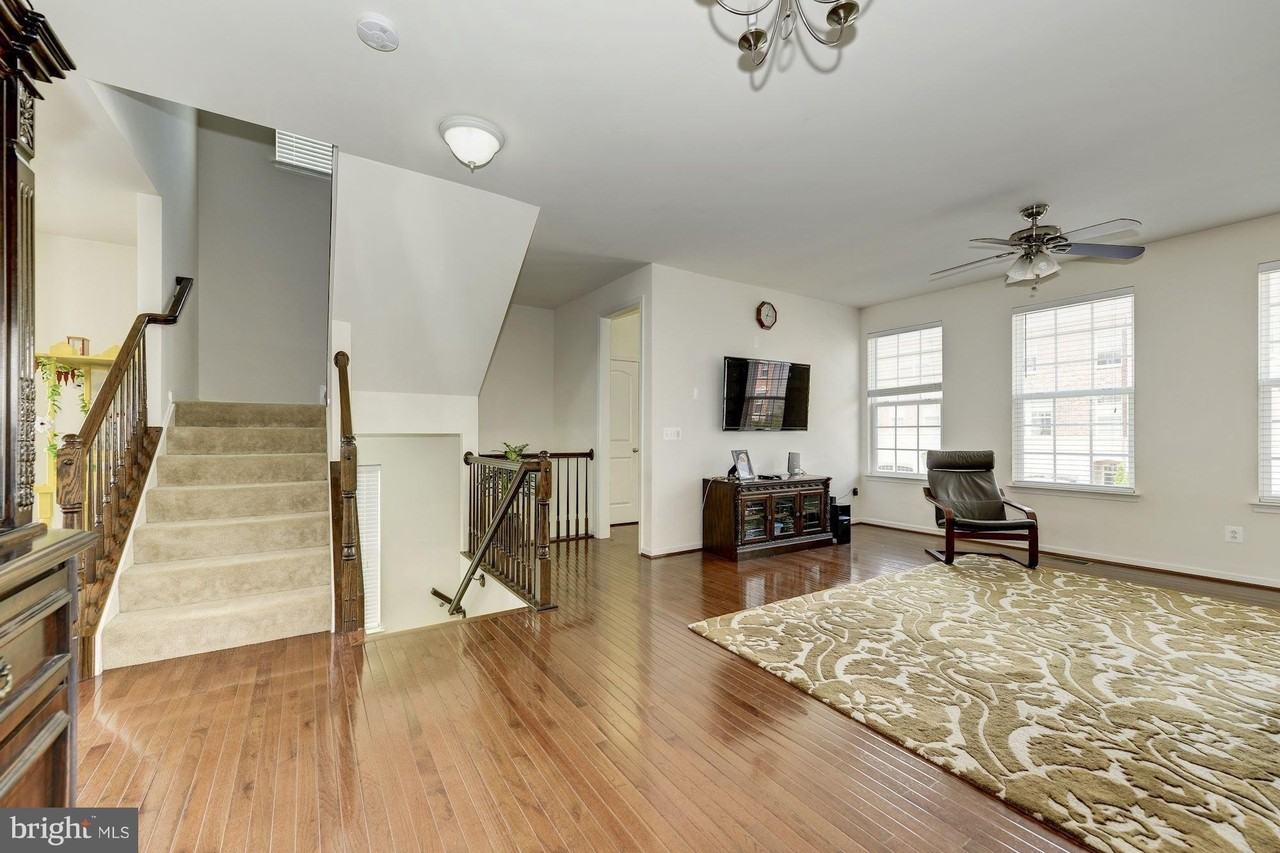 22677 Flowing Spring Sq - Photo 5 of 30