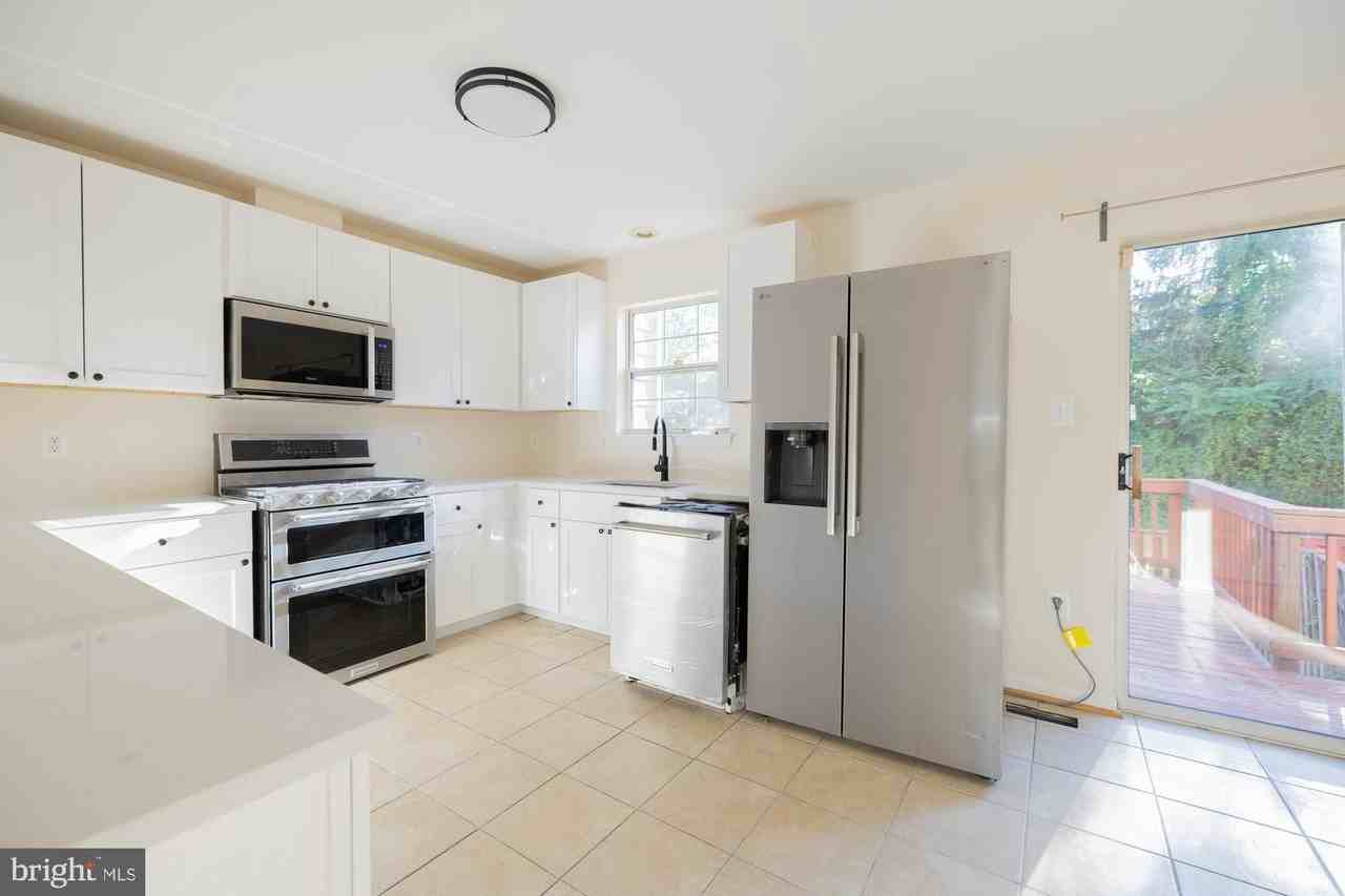 12866 Hyannis Ln - Photo 2 of 19
