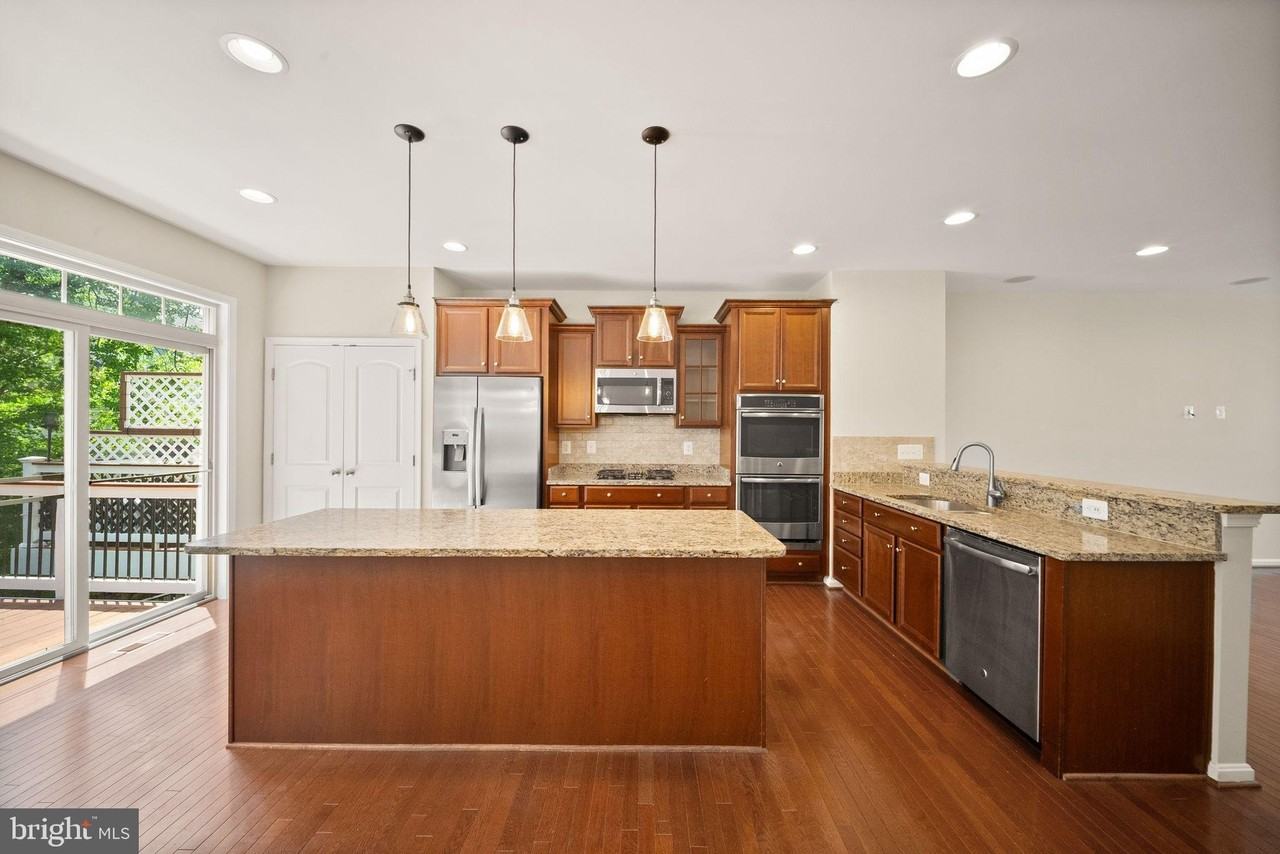 1431 Occoquan Heights Ct - Photo 4 of 50