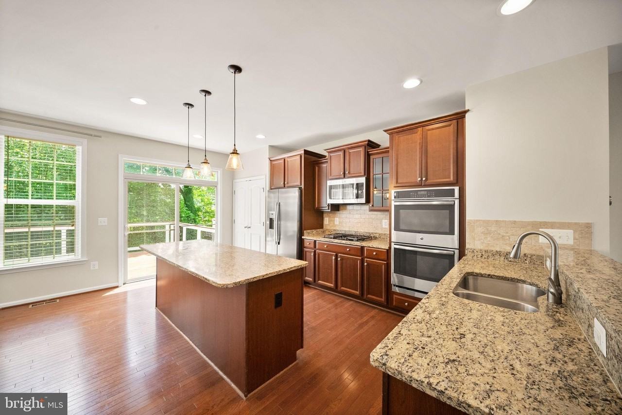 1431 Occoquan Heights Ct - Photo 5 of 50