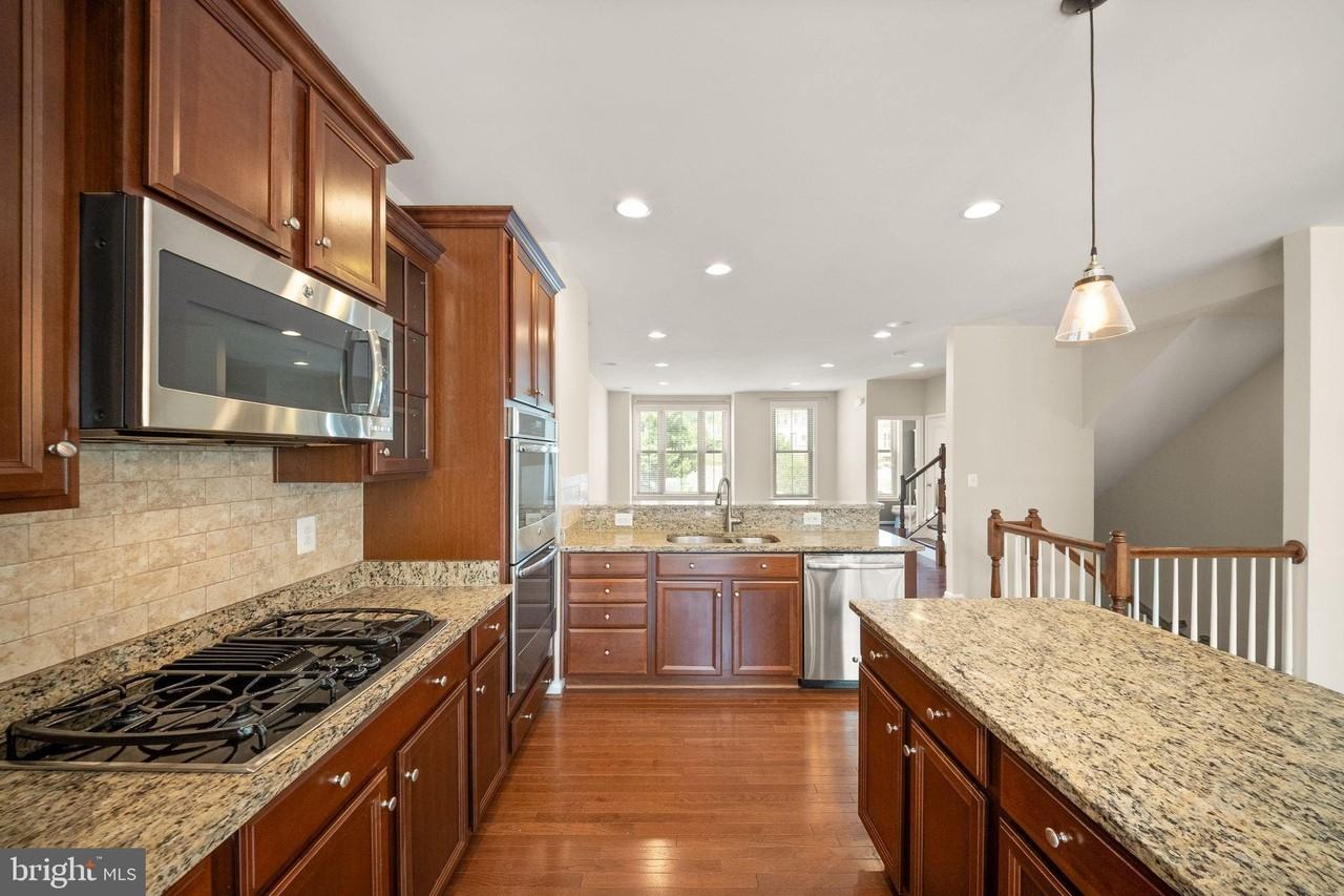 1431 Occoquan Heights Ct - Photo 7 of 50