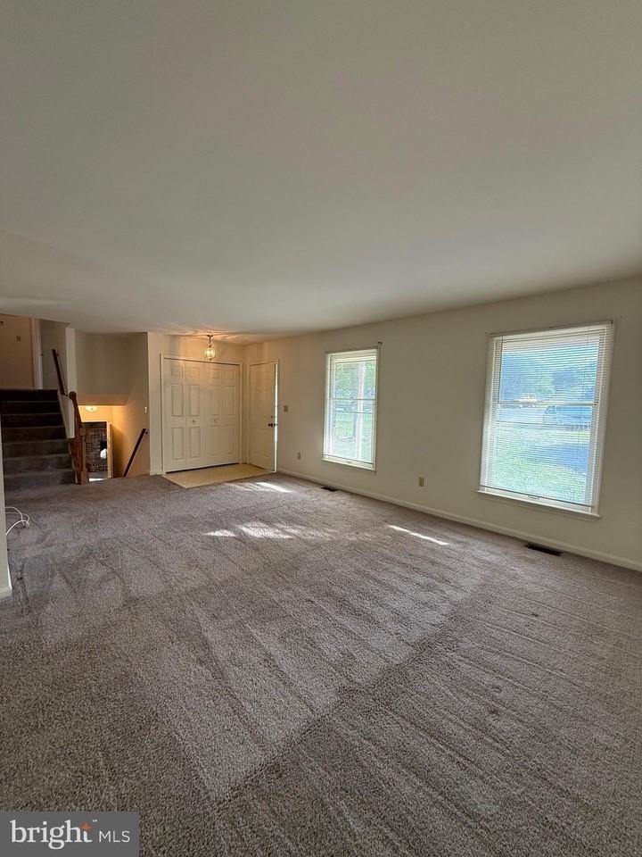 900 Dewberry Dr - Photo 4 of 19