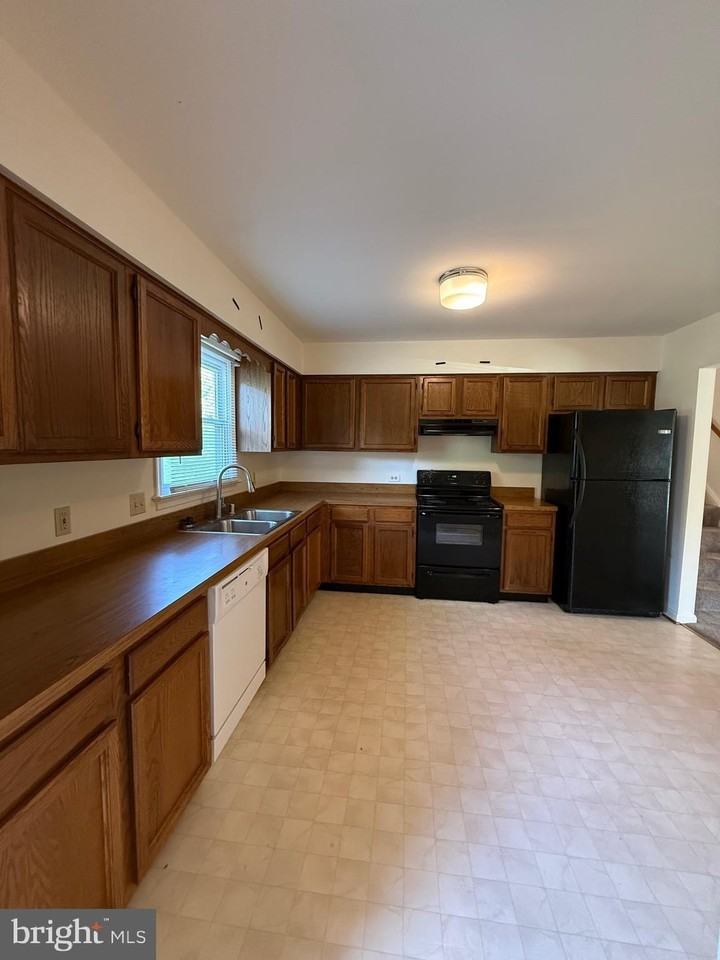 900 Dewberry Dr - Photo 6 of 19