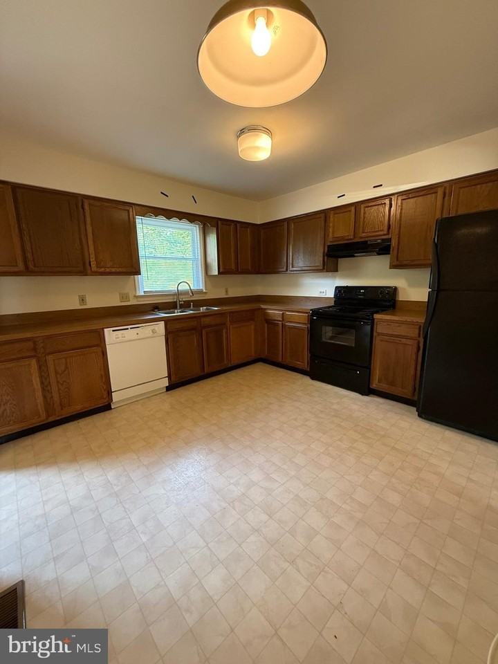 900 Dewberry Dr - Photo 7 of 19