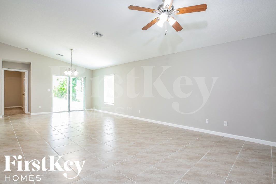 961 Sw College Park Rd - Photo 2 of 14