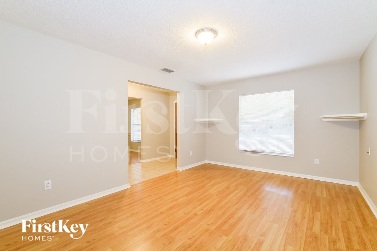 913 Sylvia Dr - Photo 2 of 16