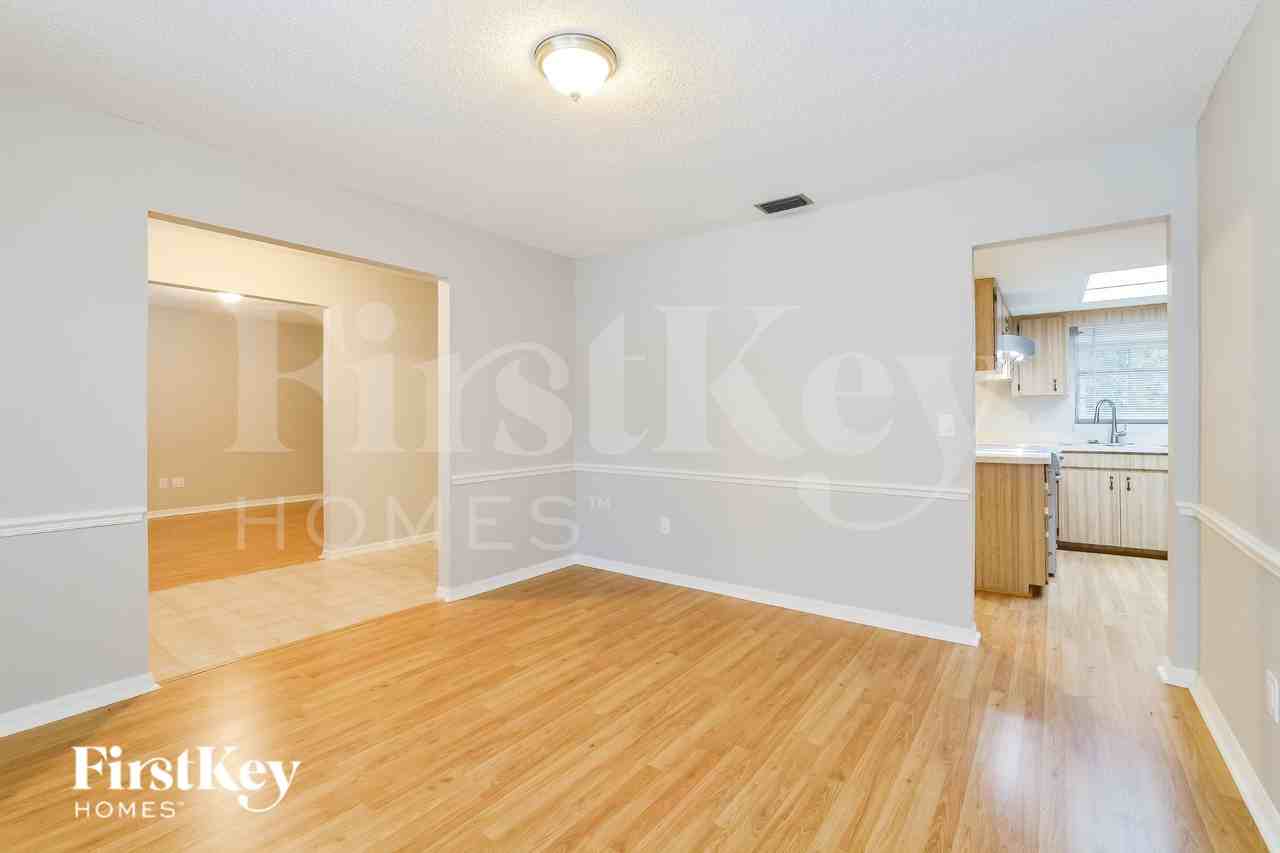 913 Sylvia Dr - Photo 3 of 16