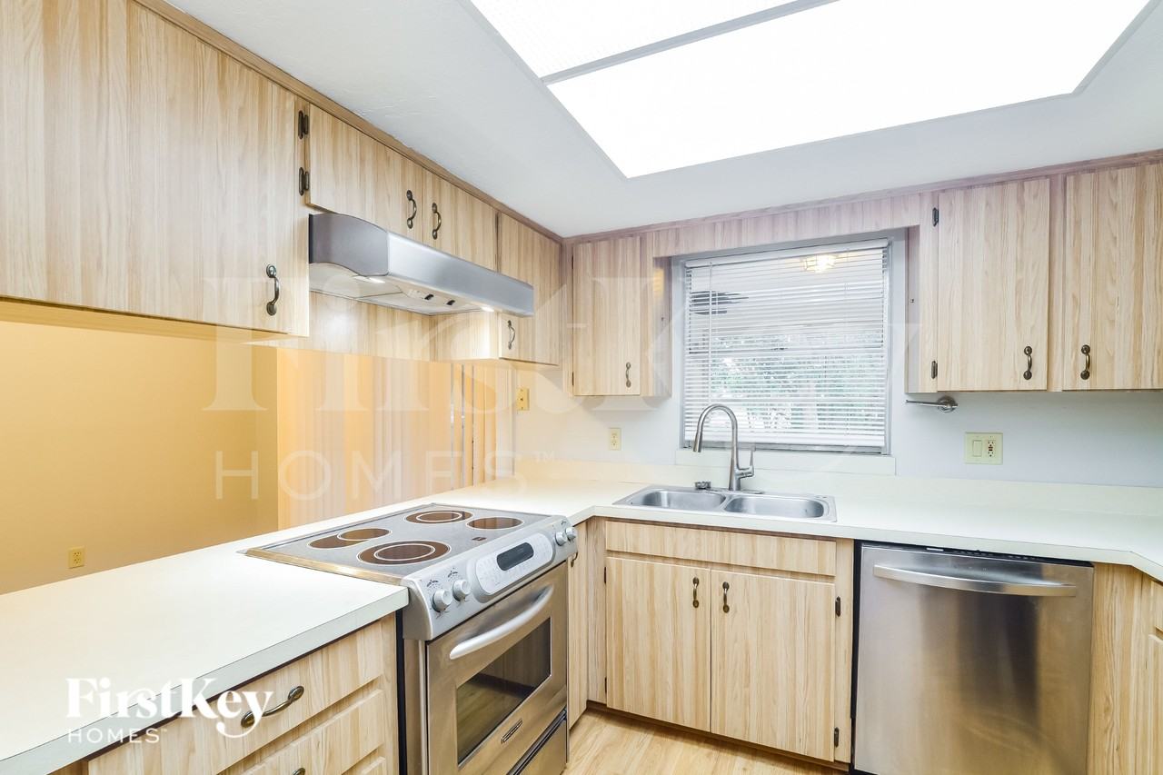 913 Sylvia Dr - Photo 5 of 16