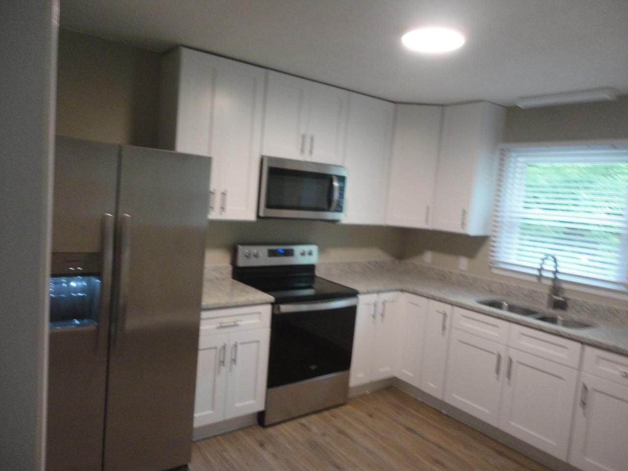 137 W Barbee St - Photo 3 of 9