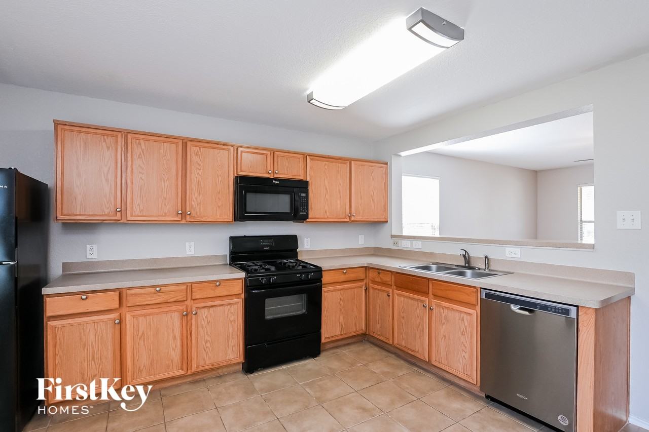 8143 Chancewood Ln - Photo 4 of 15